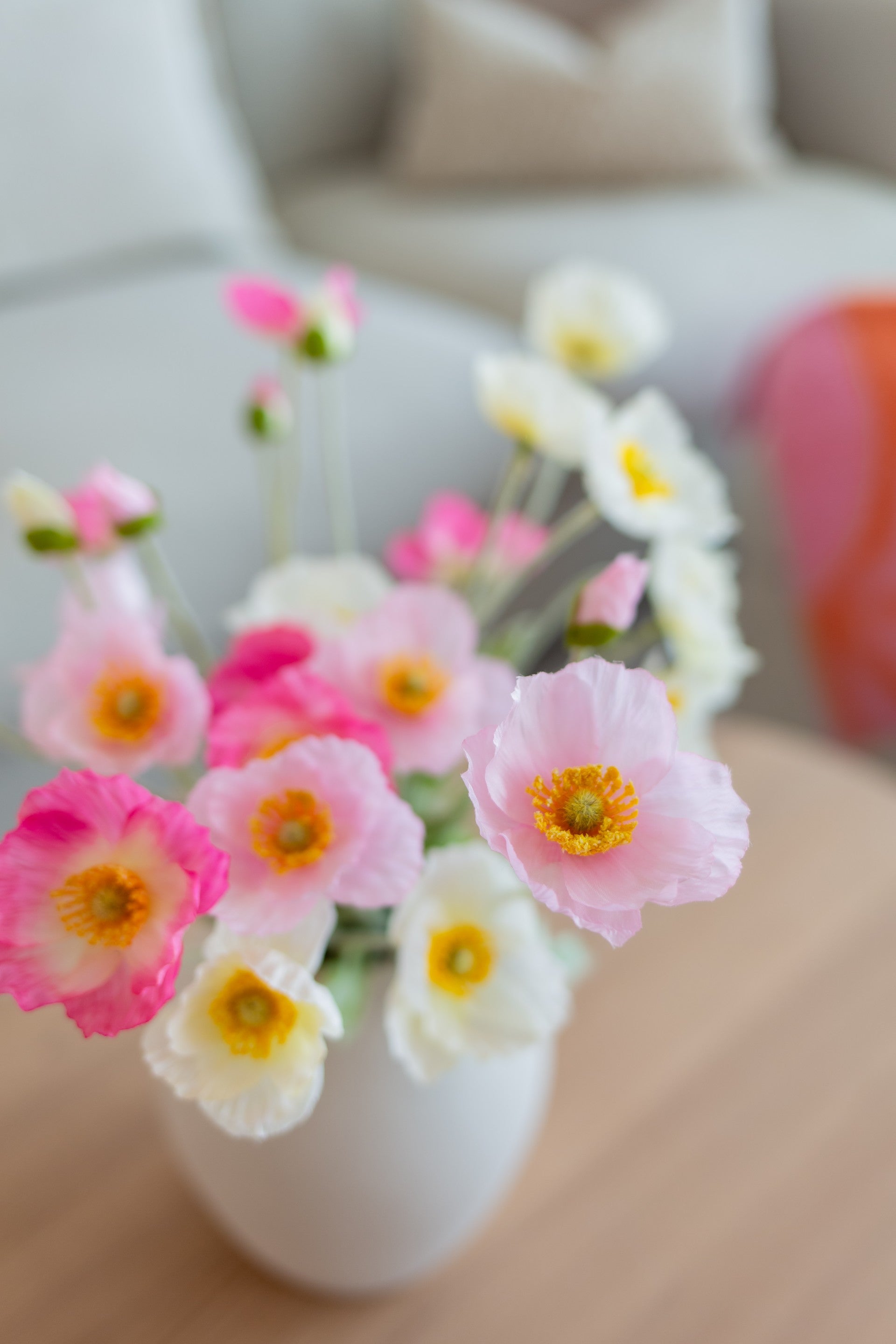 Naturtro kunstige blomster i lys rosa og hvite toner