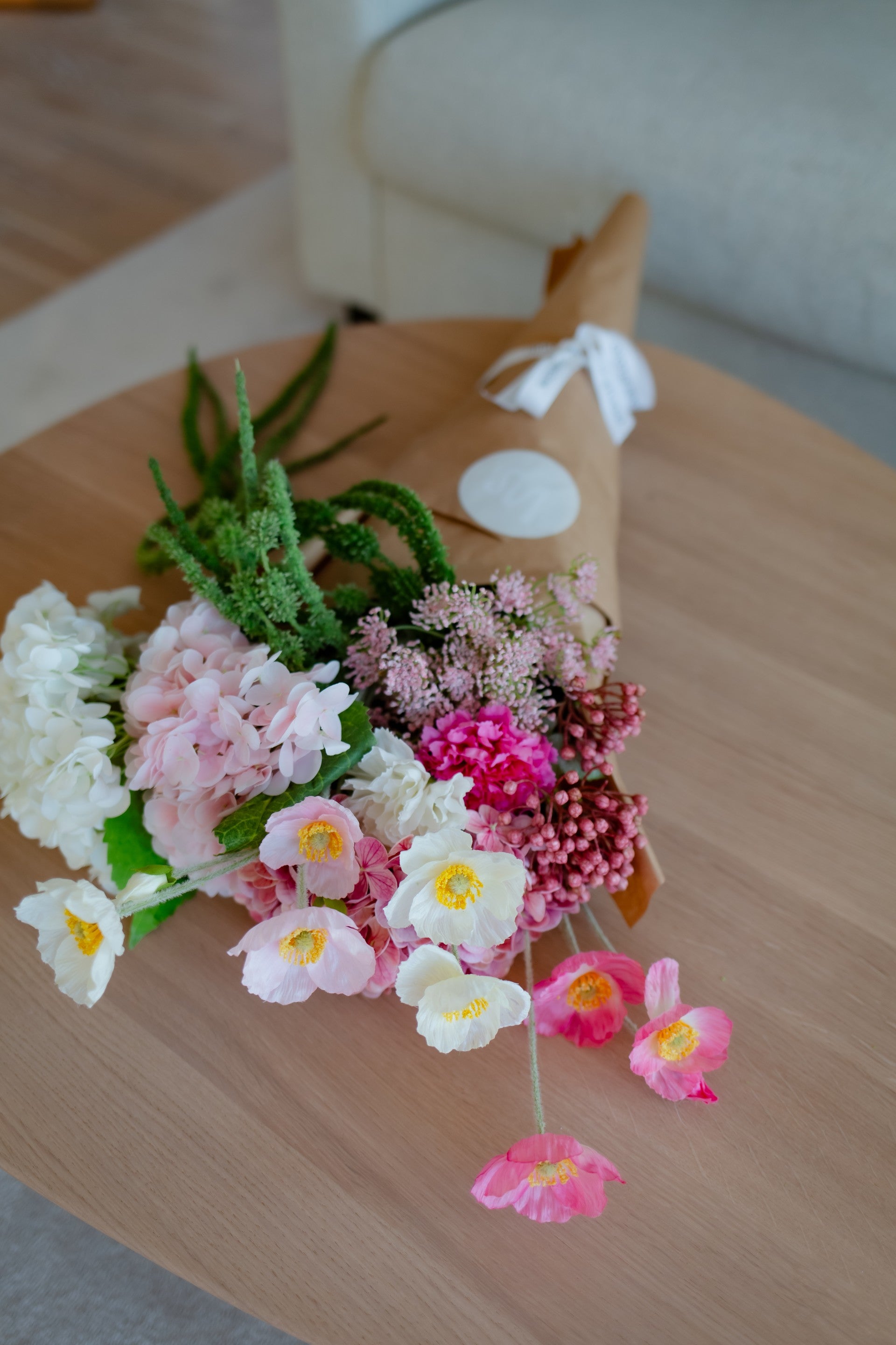 Naturtro kunstige blomster i sommerlige rosa og hvite toner