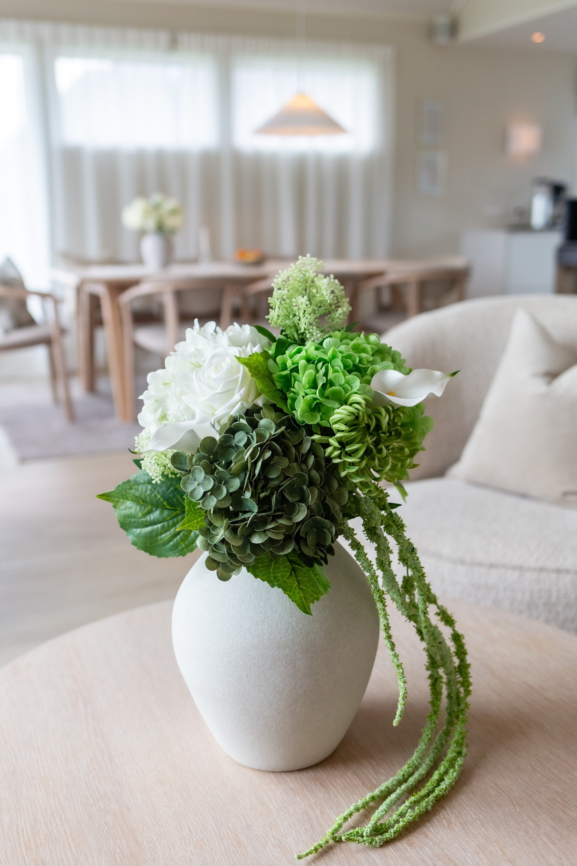 Kunstig blomsterbukett Lund i vase med naturtro kunstige blomster i hvite og grønne toner