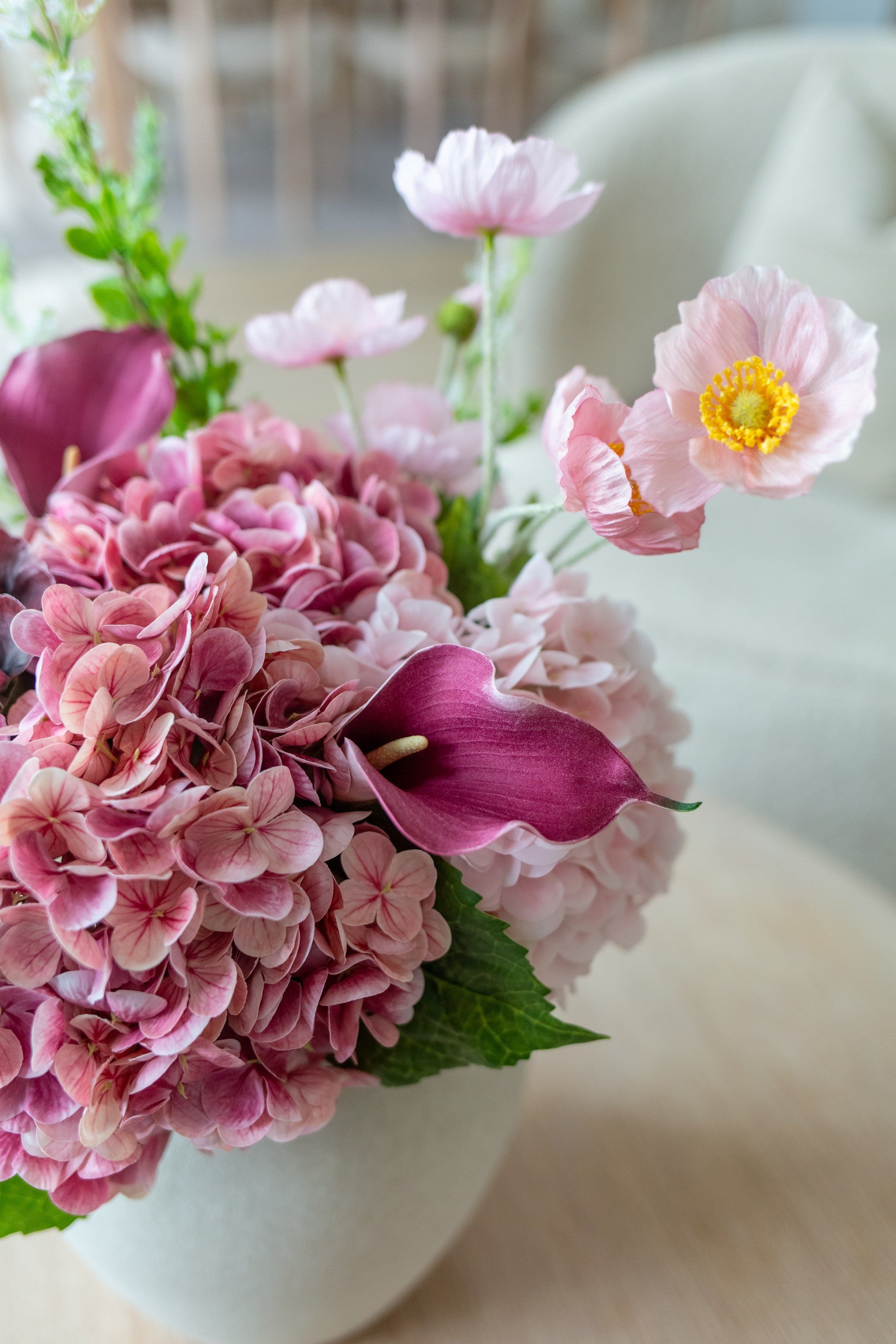 Nærbilde av naturtro kunstige blomster i den kunstige blomsterbuketten Lyng