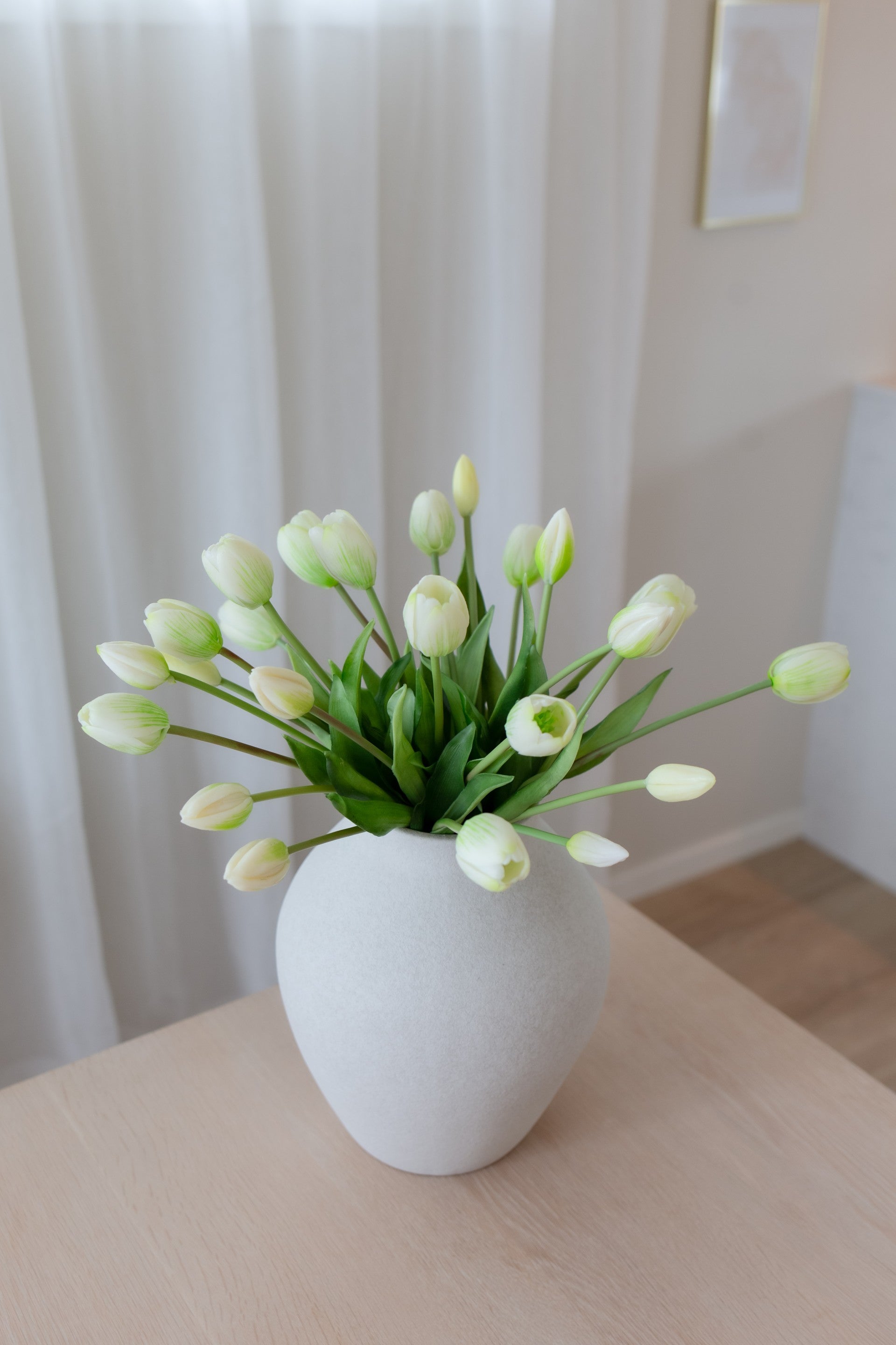 Kunstig blomsterbukett med hvite tulipaner som passer i moderne interiør