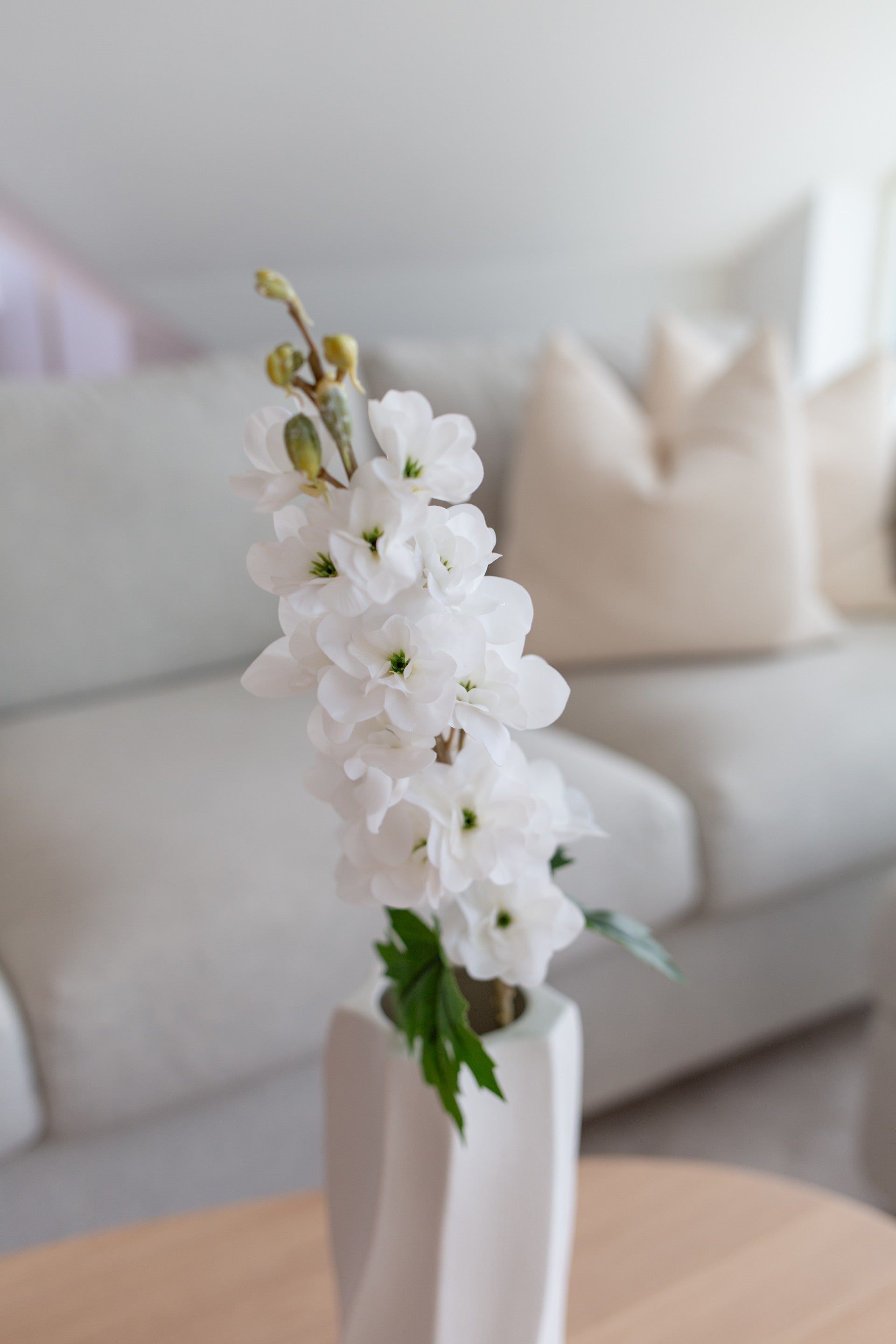 Naturtro kunstig delphinium i hvit farge som passer til buketter med kunstige blomster