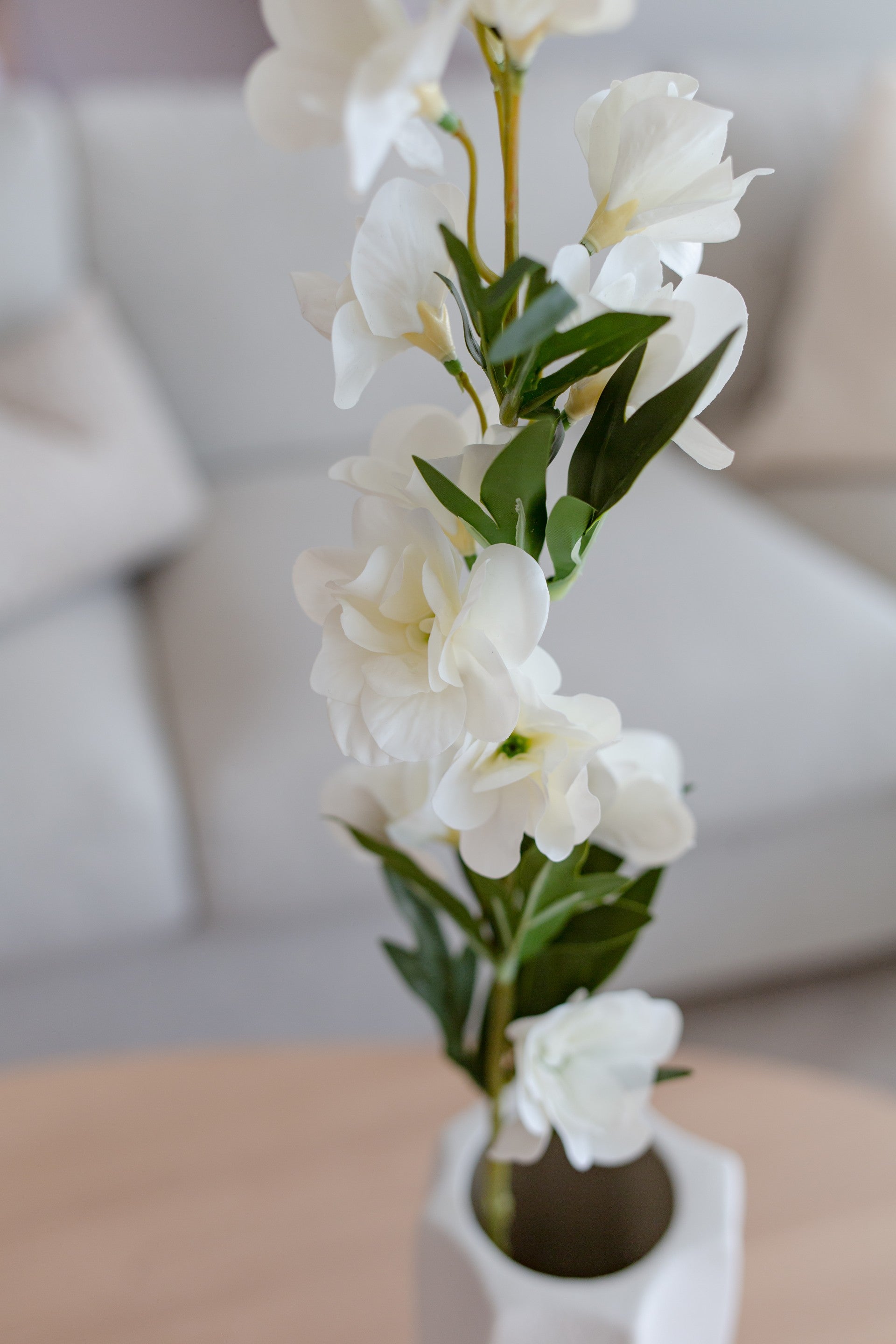 Naturtro kunstig delphinium med hvite blomster som passer i buketter med kunstige blomster