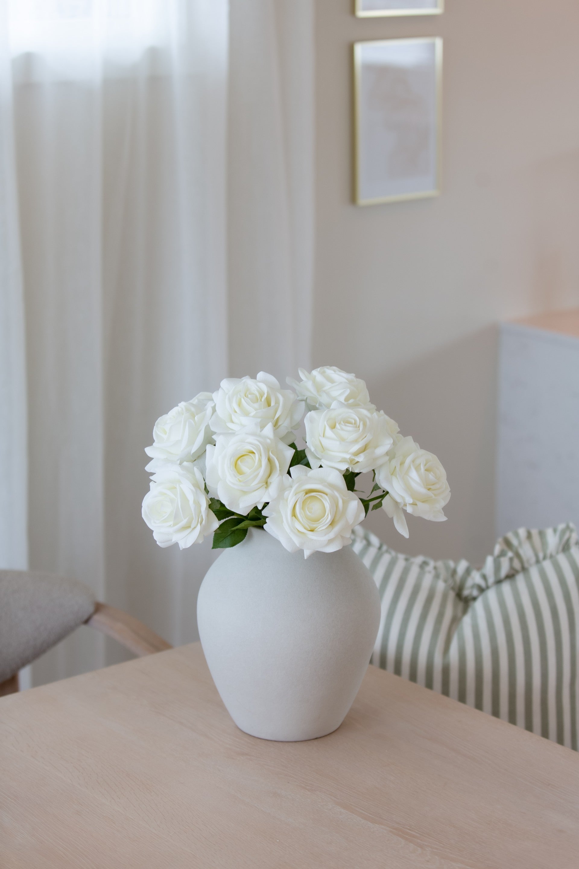 Kunstig blomsterbukett med hvite roser som passer i moderne interiør