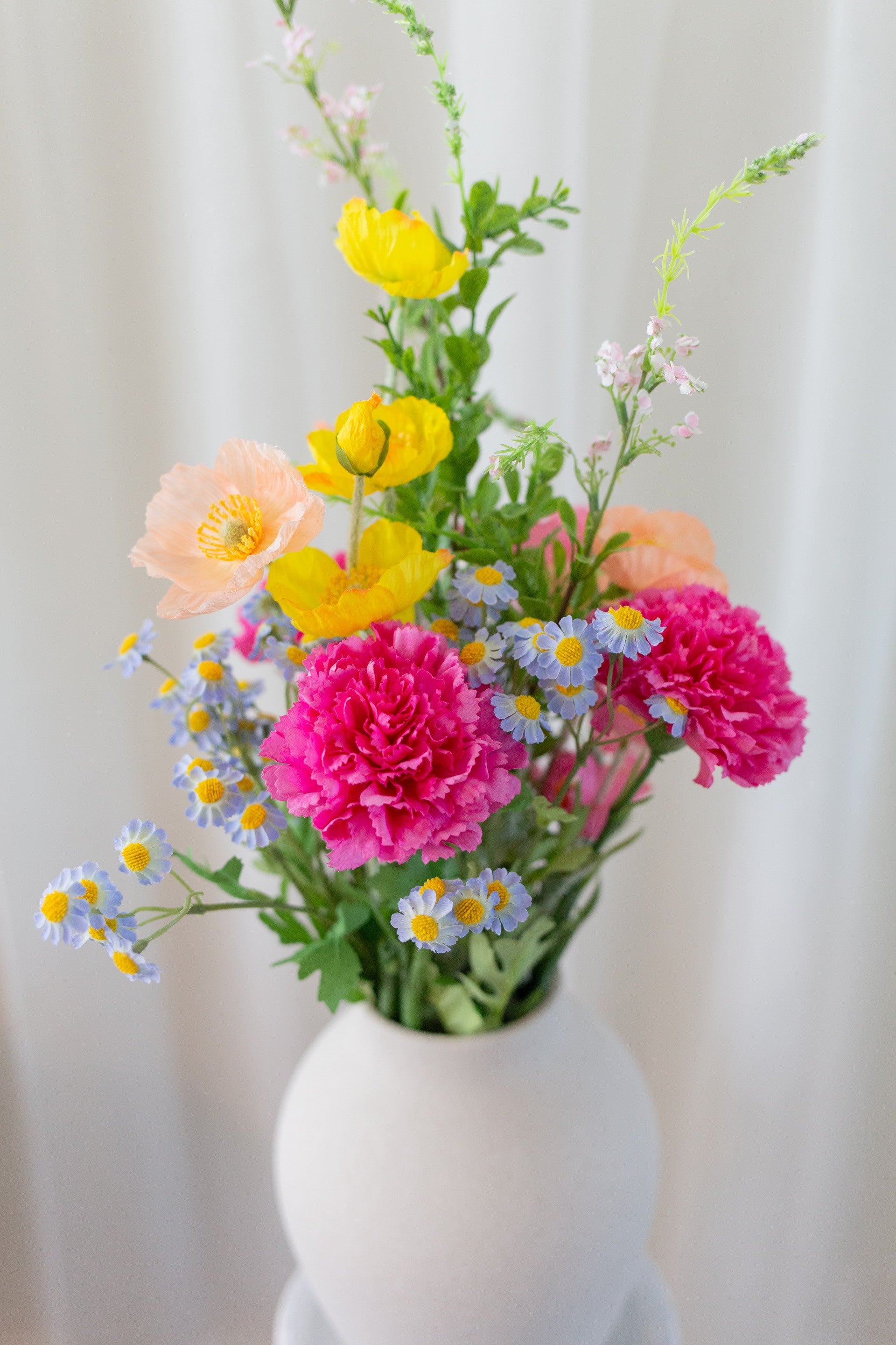 Kunstig blomsterbukett Sommereng i vase med fargerike kunstige blomster