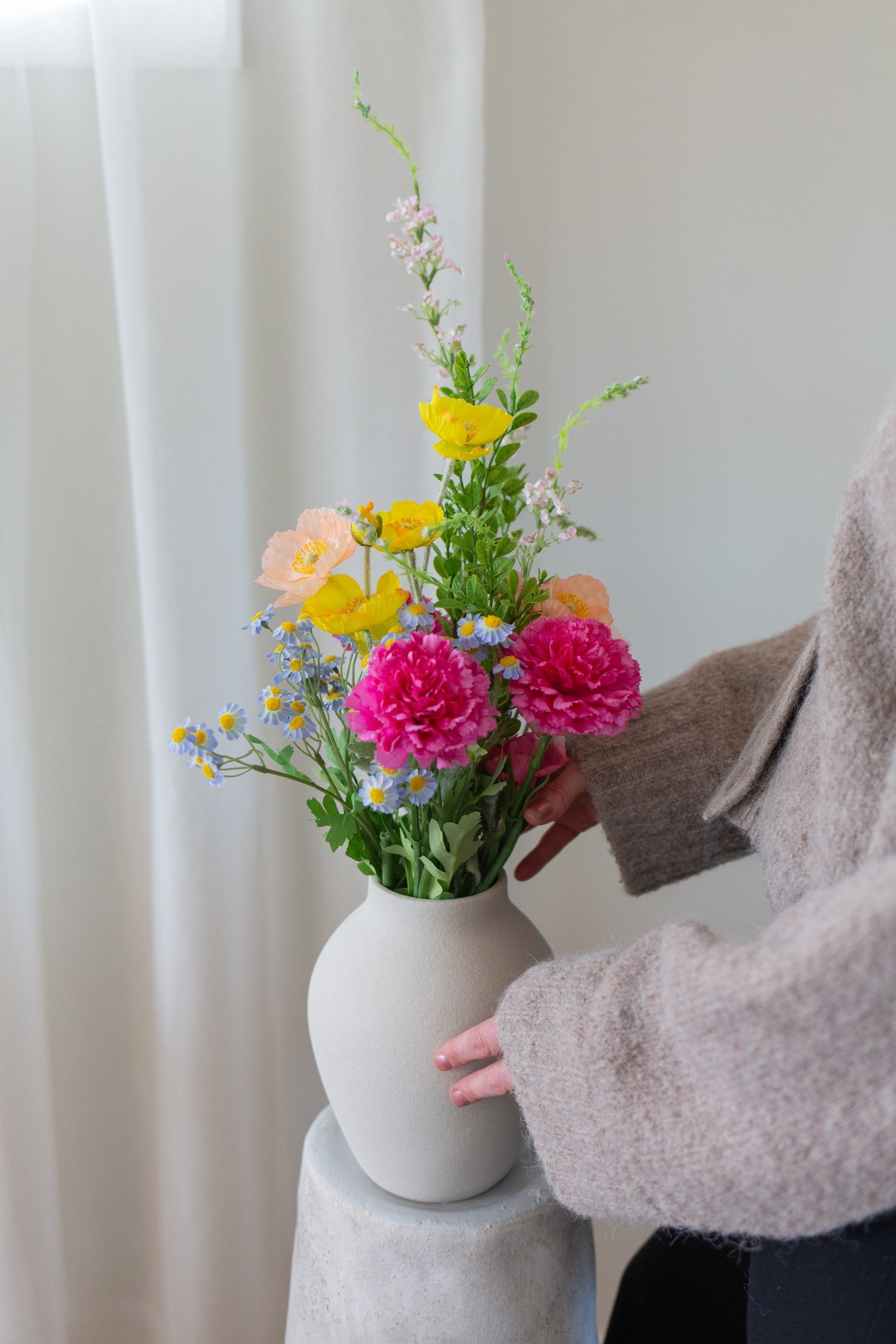 Naturtro kunstige blomster i den kunstige blomsterbuketten Sommereng