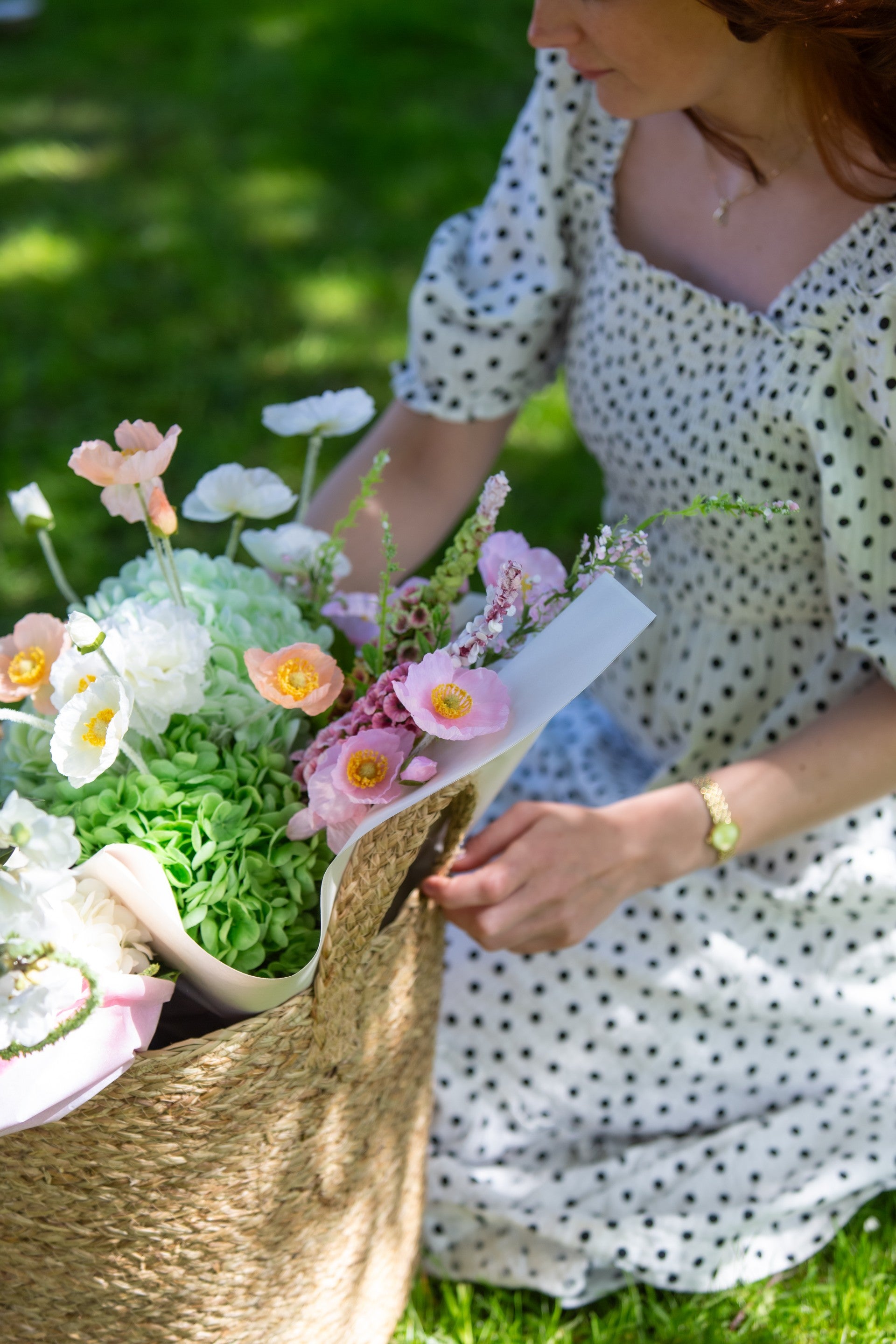 Naturtro kunstige blomster i den kunstige blomsterbuketten Spire