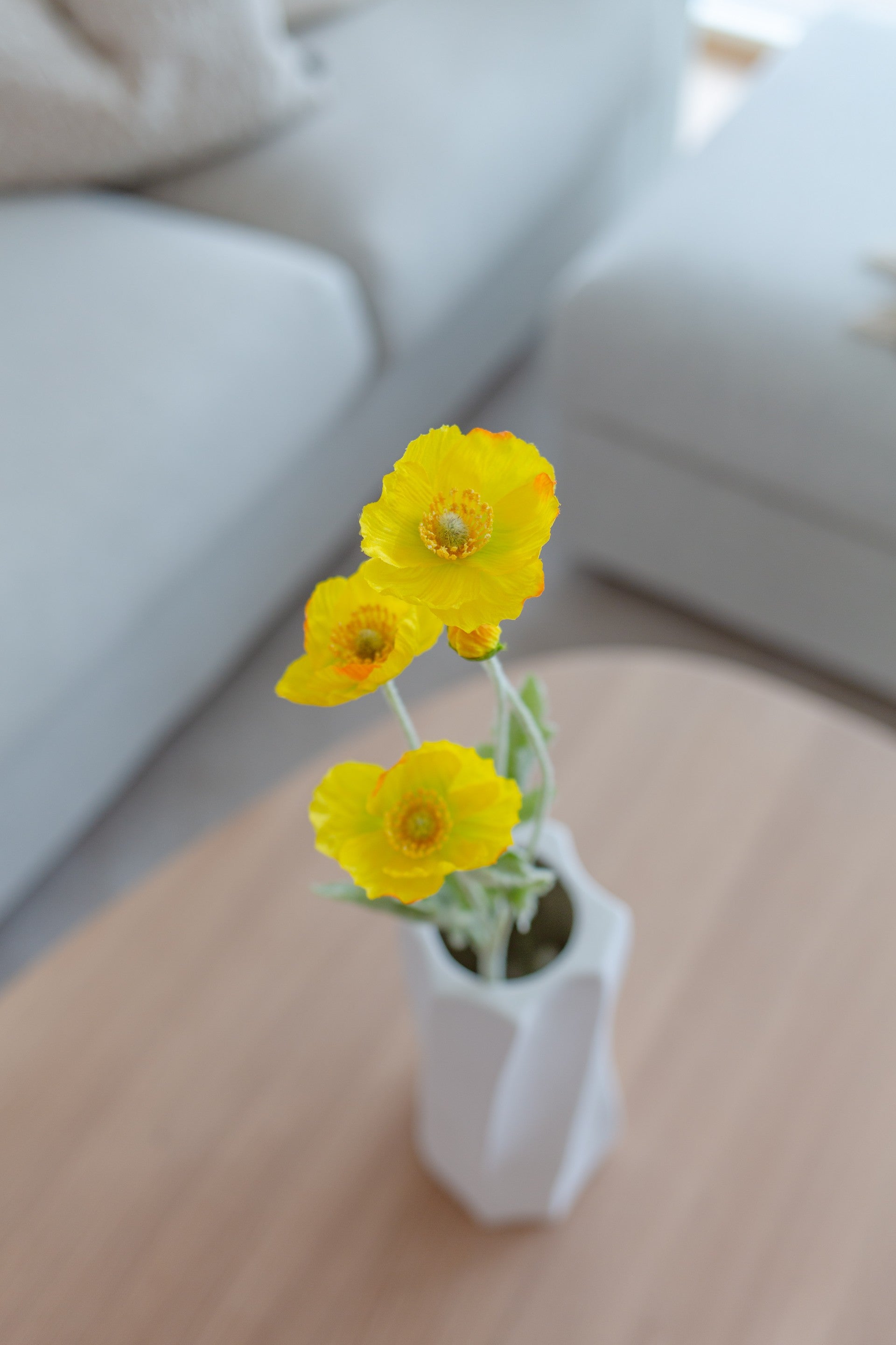 Gul kunstig valmueblomst som passer i kunstige buketter
